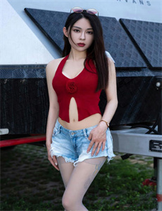 《老阿姨一直叫BILIBILI-看美女大腿中间的部分》